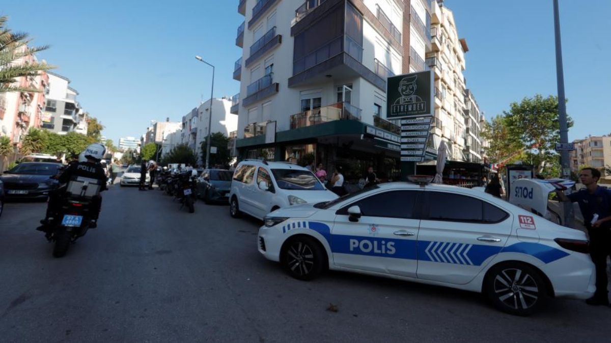 Antalya'da yaşadığı dairede boğazı kesilmiş halde bulundu