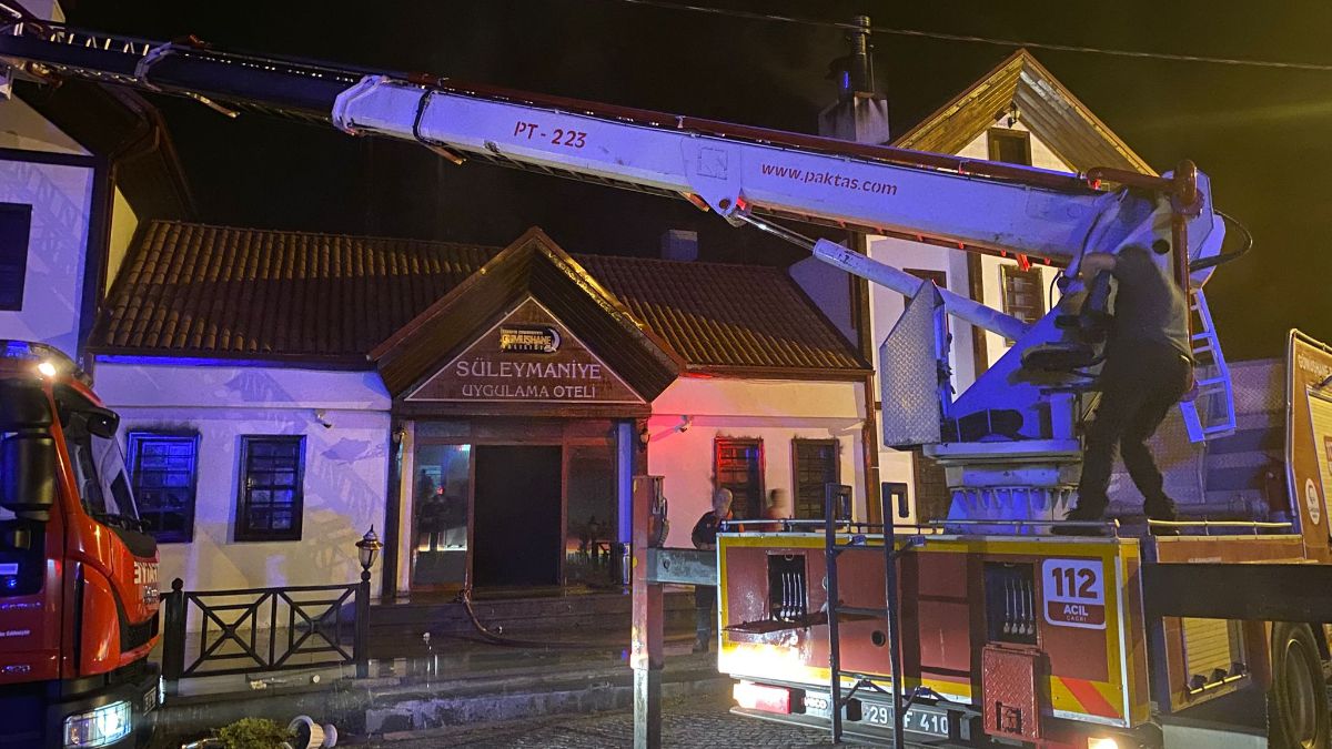 Gümüşhane’de 3 katlı otelde yangın çıktı