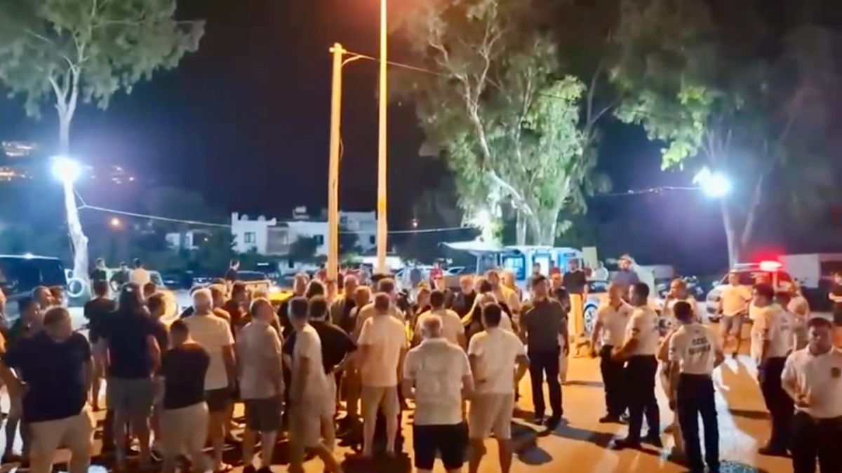 Muğla'da taksicilerle VIP minibüsçüler birbirine girdi: 150 taksici caddeyi trafiğe kapattı
