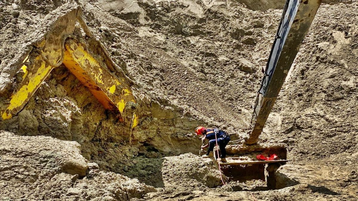 Silivri'de kum ocağındaki göçükte kalan kepçe operatörünün cansız bedeni bulundu
