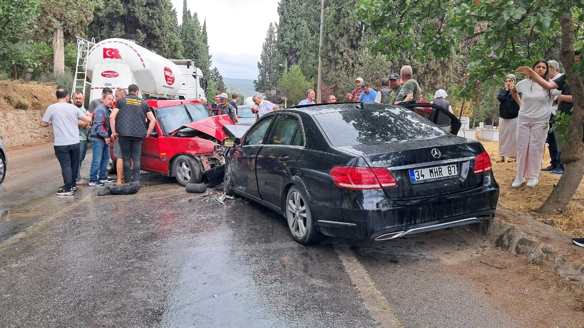 Bursa'da yağışlı hava nedeniyle iki otomobil kafa kafaya çarpıştı: 1 ölü