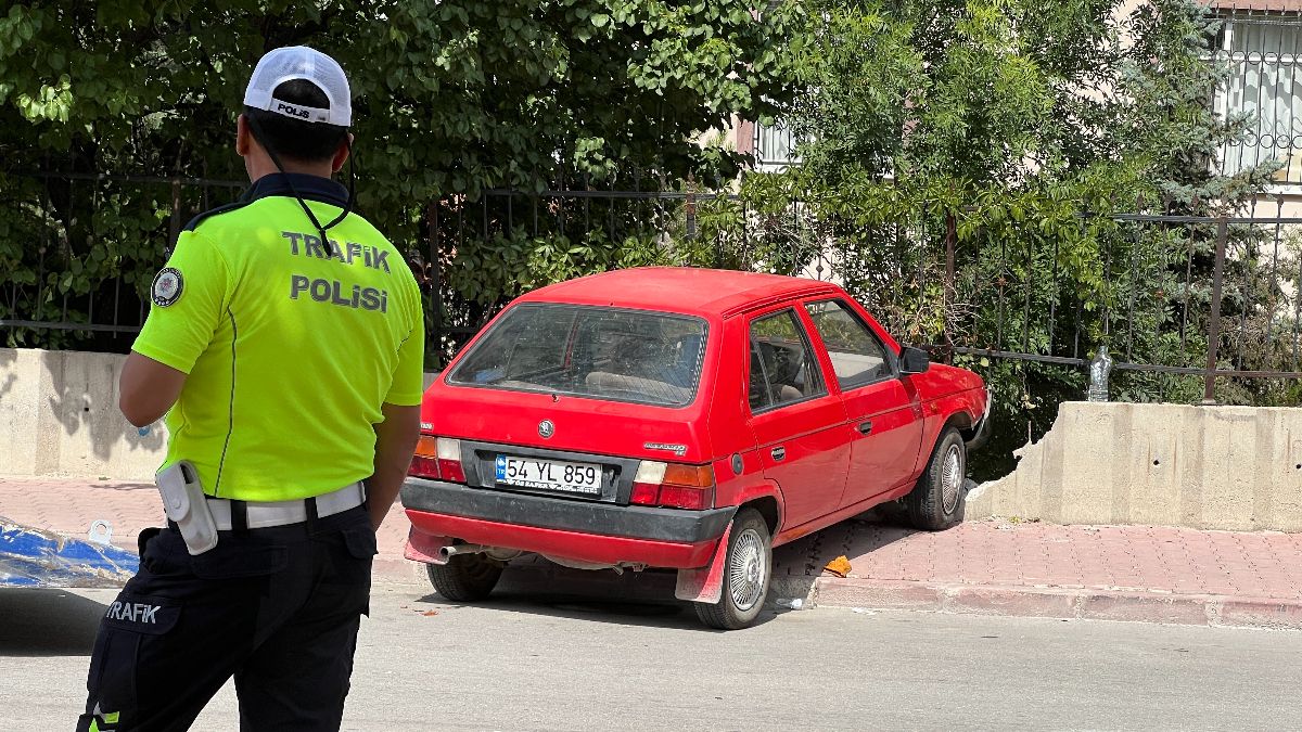 Konya'da dur ihtarına uymayan sürücü önce polise ardından duvara çarptı