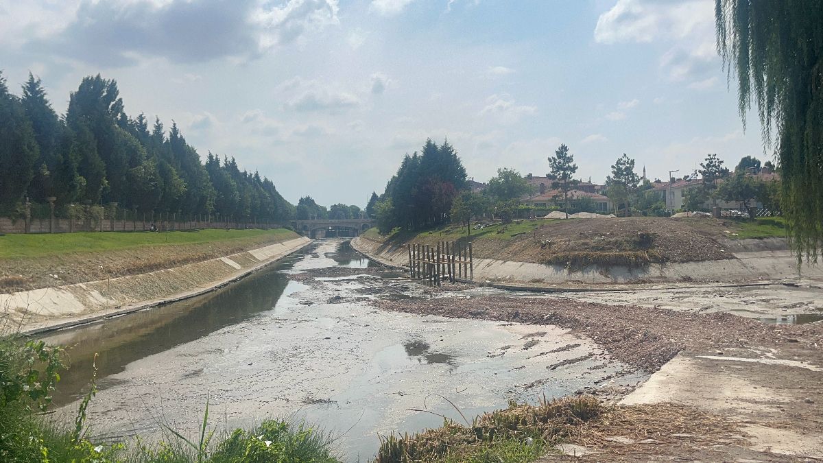 Eskişehir'deki Porsuk Çayı'nda su seviyesi azaldı