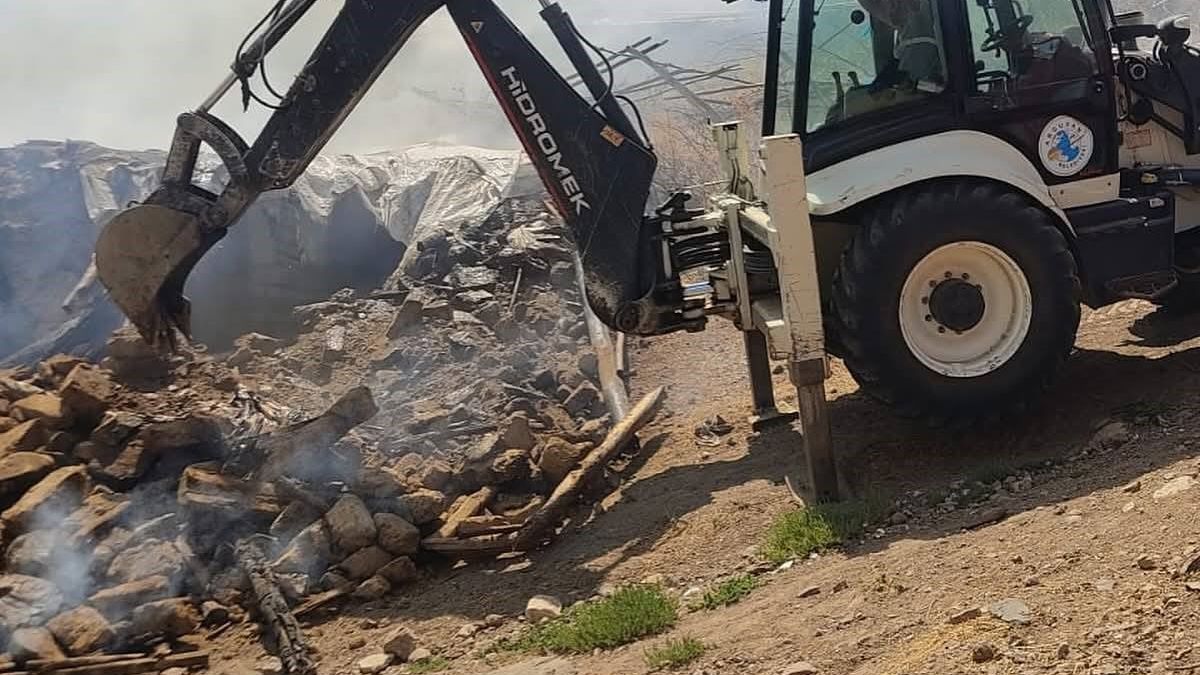 Malatya'da yangın sonrası kullanılamaz hale gelen ahırda 10 küçükbaş hayvan telef oldu