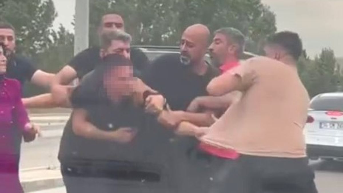 Bursa'da yol verme kavgası: Birbirlerine girdiler