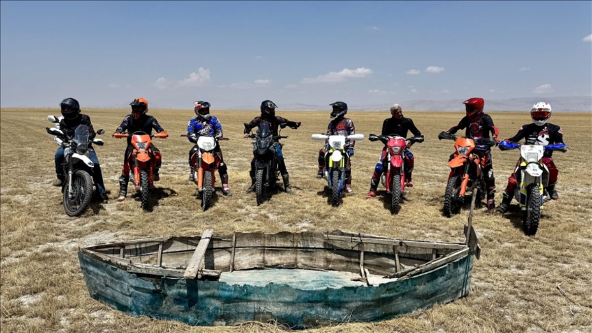 Motosikletleriyle kuruyan Akşehir Gölü'ne dikkat çektiler
