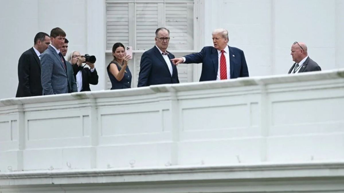 Donald Trump Beyaz Saray'ın çatısına çıktı