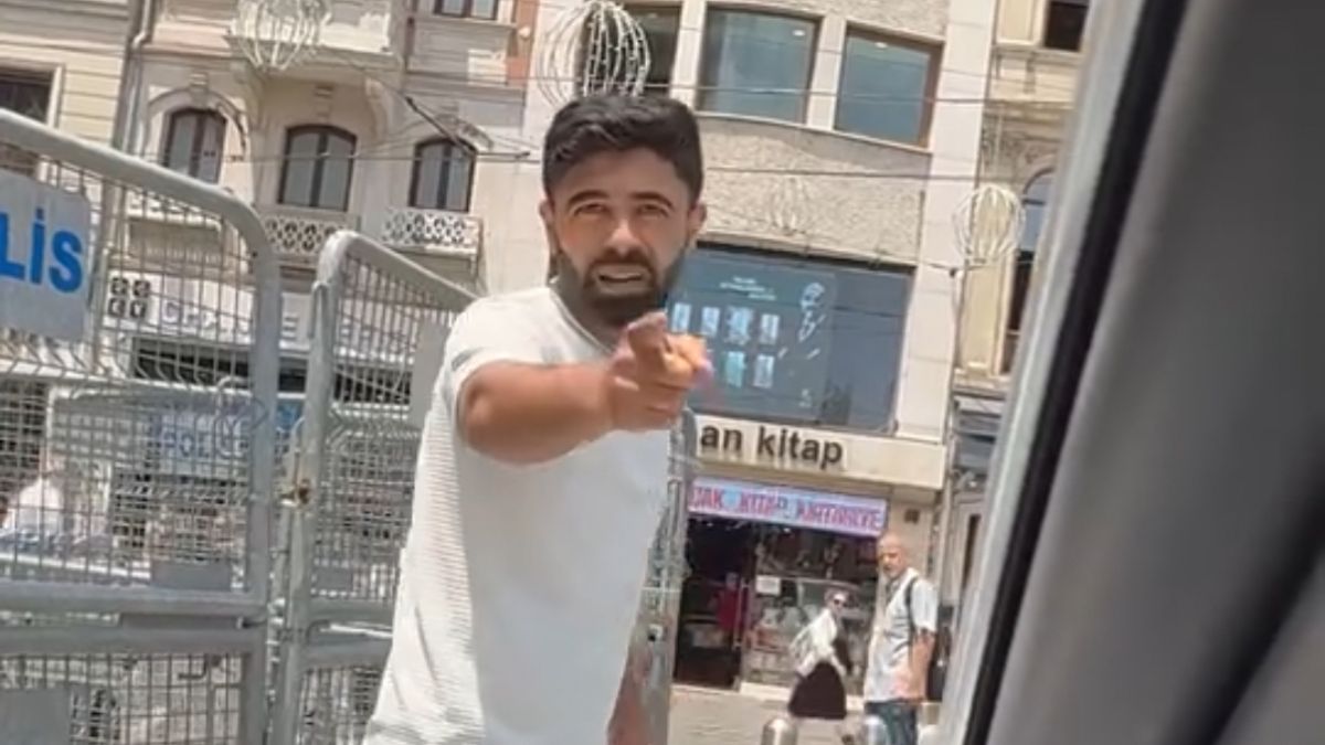 İstanbul'da sürücüler arasında 'Bagaj indiremezsin' tartışması kameraya yansıdı