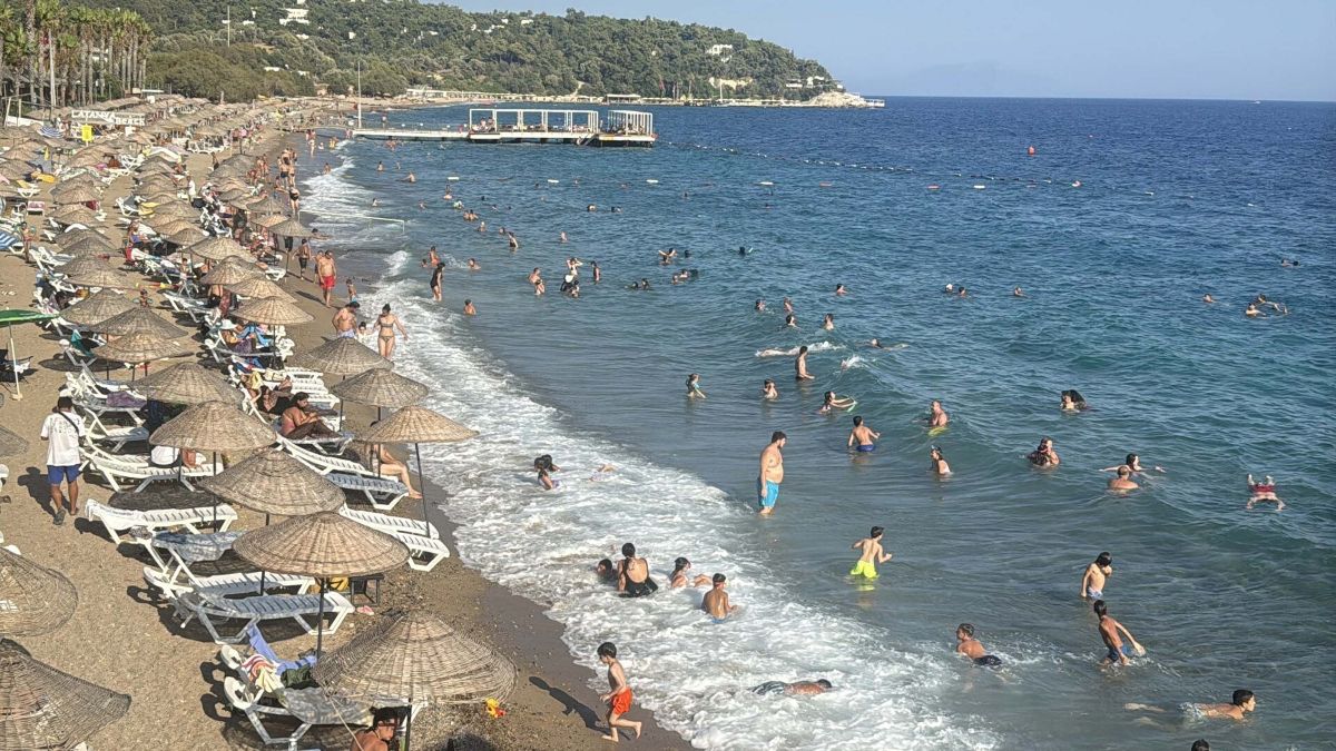 Bodrum'da yerli ve yabancı turistler sahillere akın etti