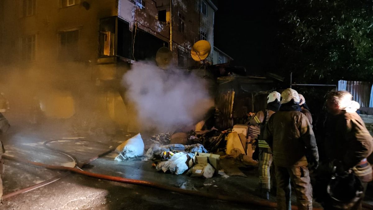 İstanbul'da çorap üretim atölyesi alevlere teslim oldu
