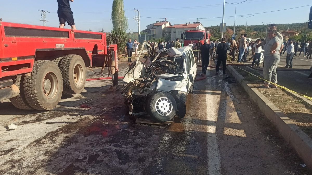 Konya'da feci kaza: Otomobil tırla çarpıştı