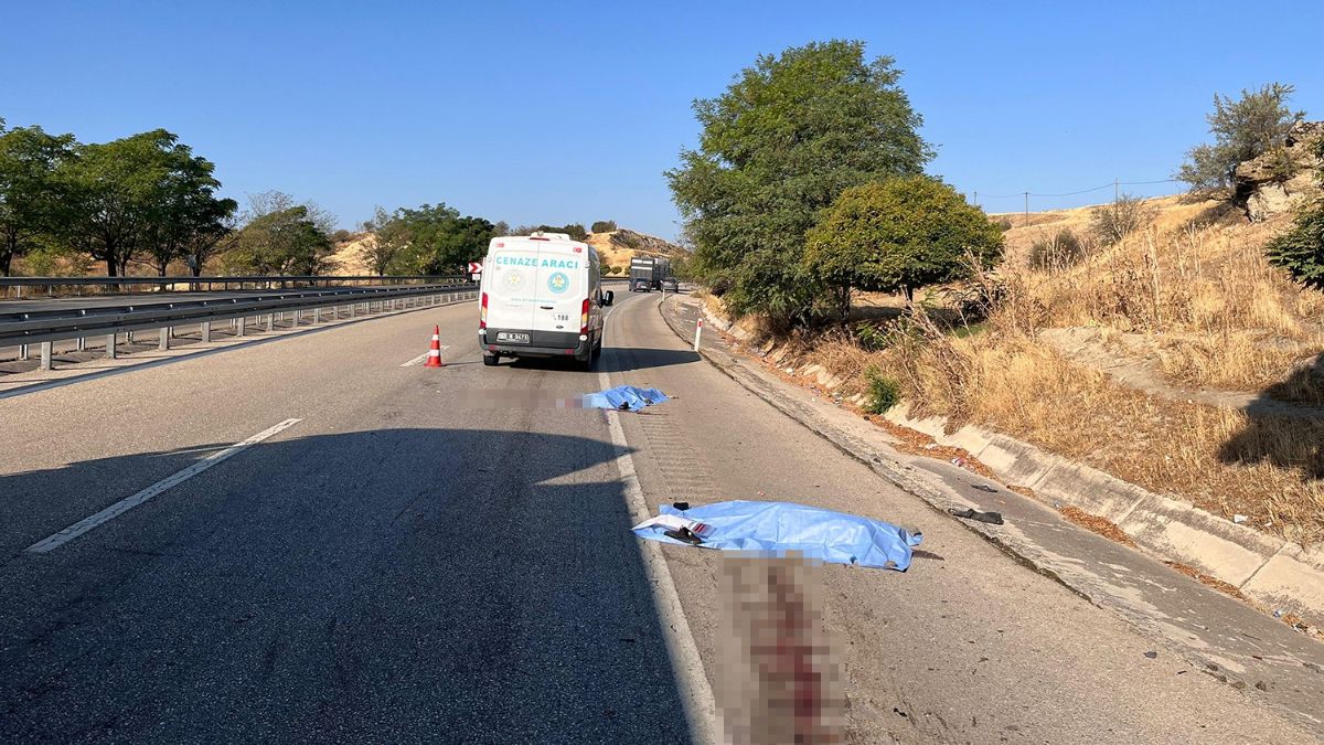 Manisa'da kamyonet, yol kenarında lastik değiştiren çifte çarptı: 2 ölü 2 yaralı