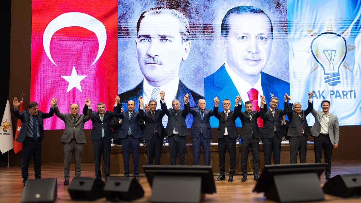 İki belediye başkanı daha AK Parti'ye katıldı: Rozetlerini Cumhurbaşkanı Erdoğan taktı