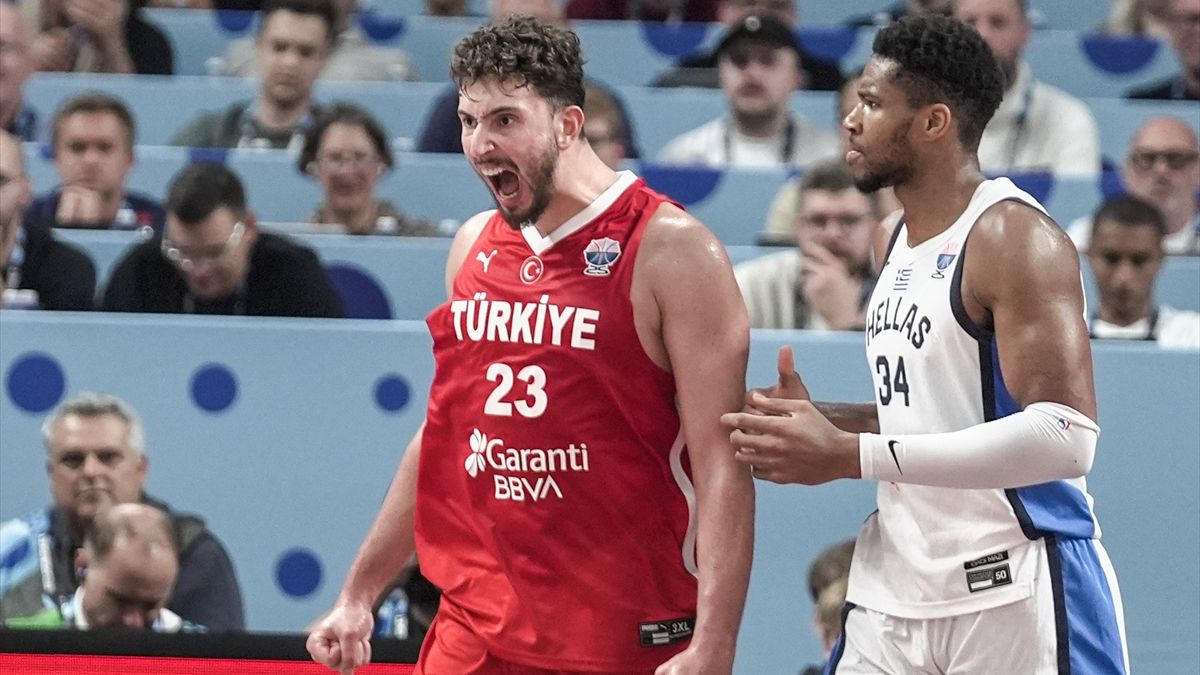 Alperen Şengün, '12 Dev Adam' marşına eşlik etti