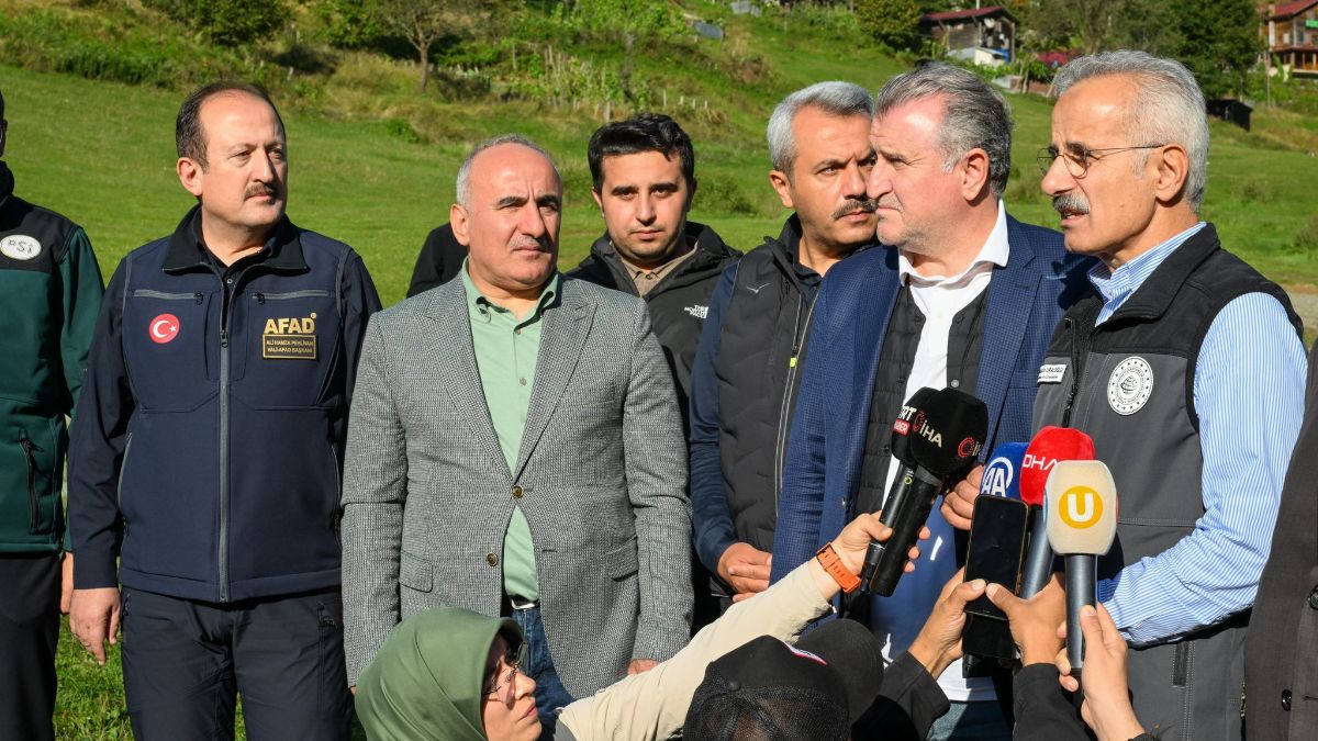 Abdulkadir Uraloğlu: Ulaşıma kapanan Çamlıhemşin-Ayder yollarımızı hizmete açtık