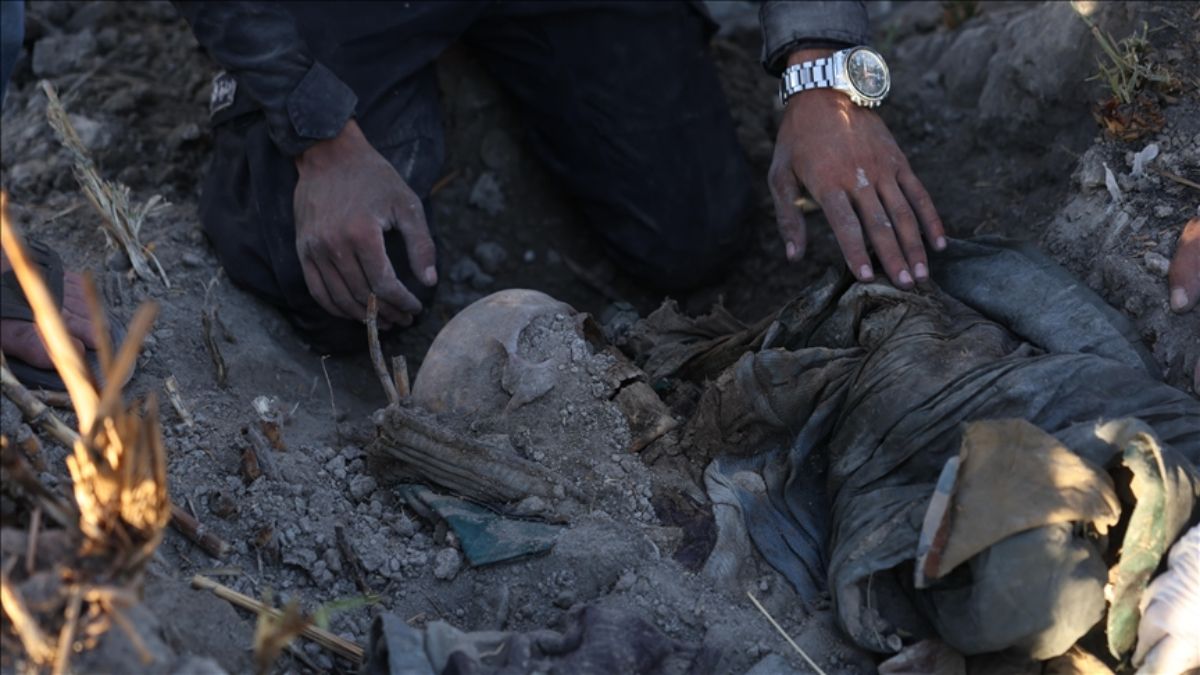 Suriye'nin Humus ilinde toplu mezarda 16 ceset bulundu
