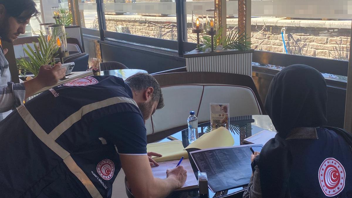 Ticaret Bakanlığı kafe ve lokantalarda fahiş fiyatlı su satışlarını denetledi