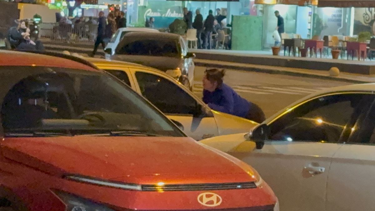 Kayseri'de eşinin gitmesine engel olmak isteyen kadın otomobilin kaputuna yattı