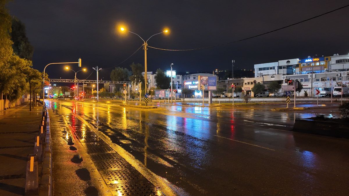 İzmir'de sağanak yağış etkili oldu