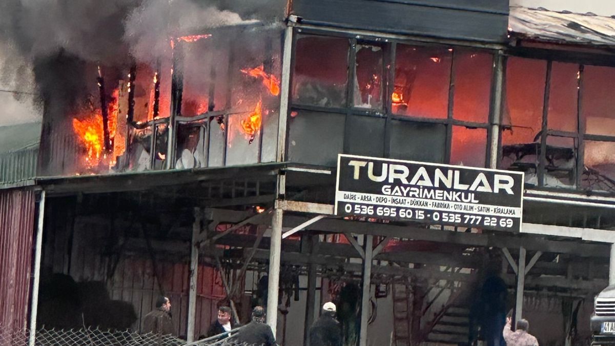 Kocaeli'de yangın çıktı: 2 katlı konteyner küle döndü