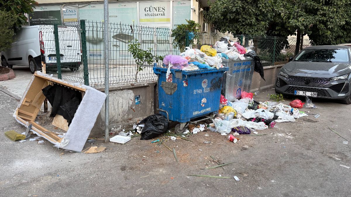 Adana'da sokakta biriken çöpler vatandaşların tepkisini çekiyor