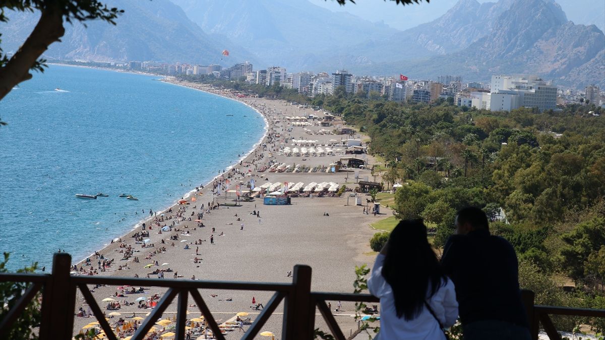 Antalya'da Ekim ayında termometreler 28 dereceyi gösterdi: Vatandaşlar sahilleri doldurdu