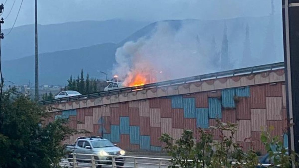 Karabük'te seyir halindeki otomobilin motor kısmından alevler yükseldi