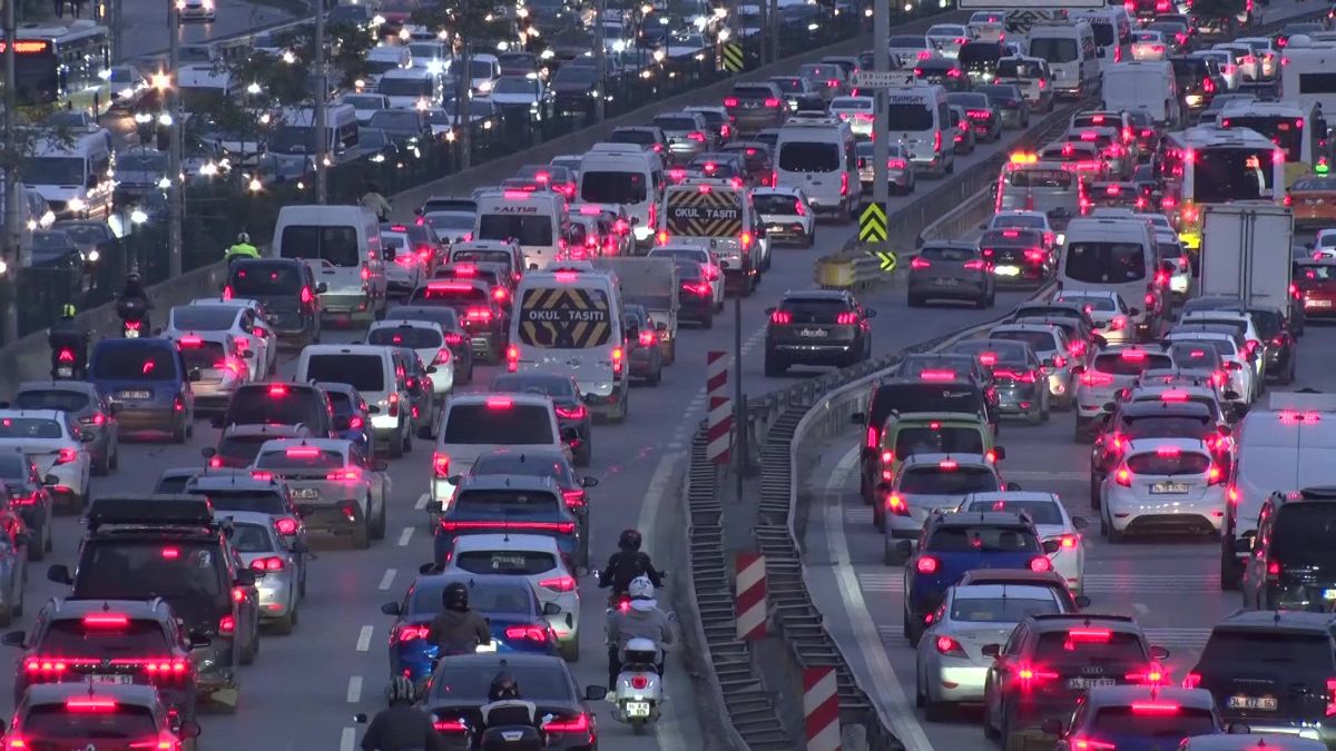 Haftanın ilk mesai gününde İstanbul'da trafik yoğunluğu yüzde 74'e ulaştı
