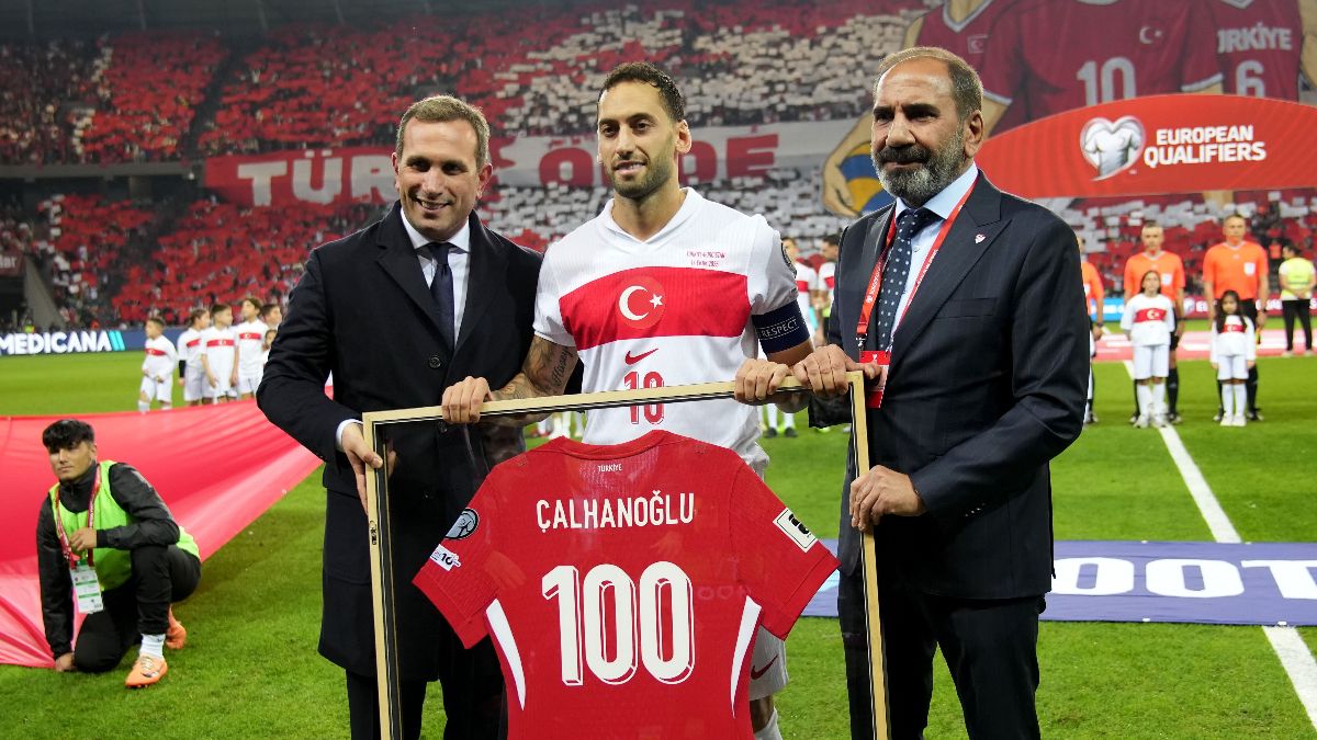 A Milli Takım'da 100. maçına çıkan Hakan Çalhanoğlu’na plaket!