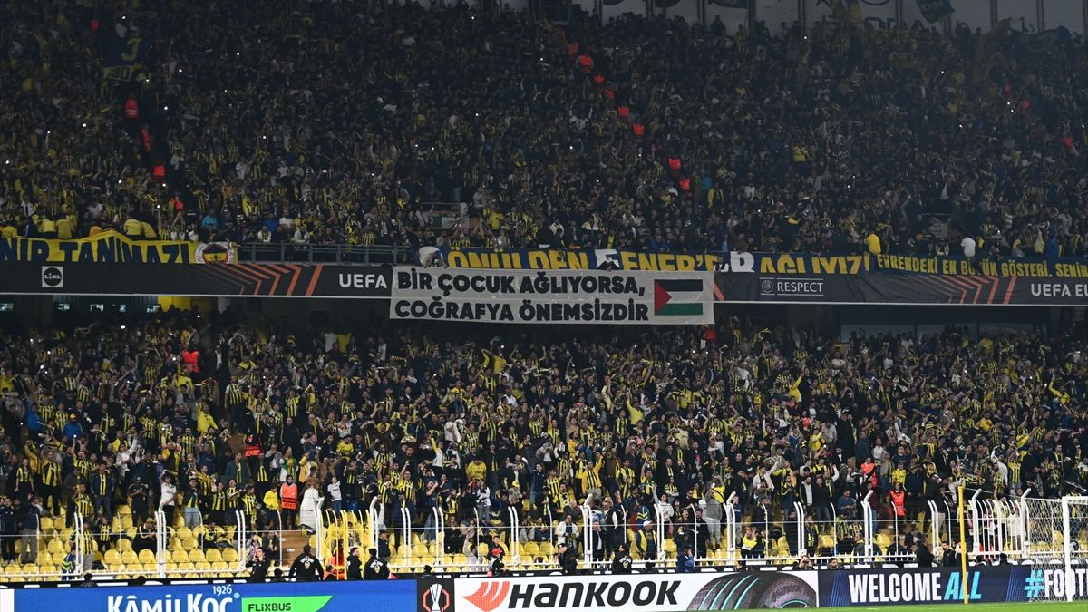 Fenerbahçe taraftarından Filistin'e destek pankartları