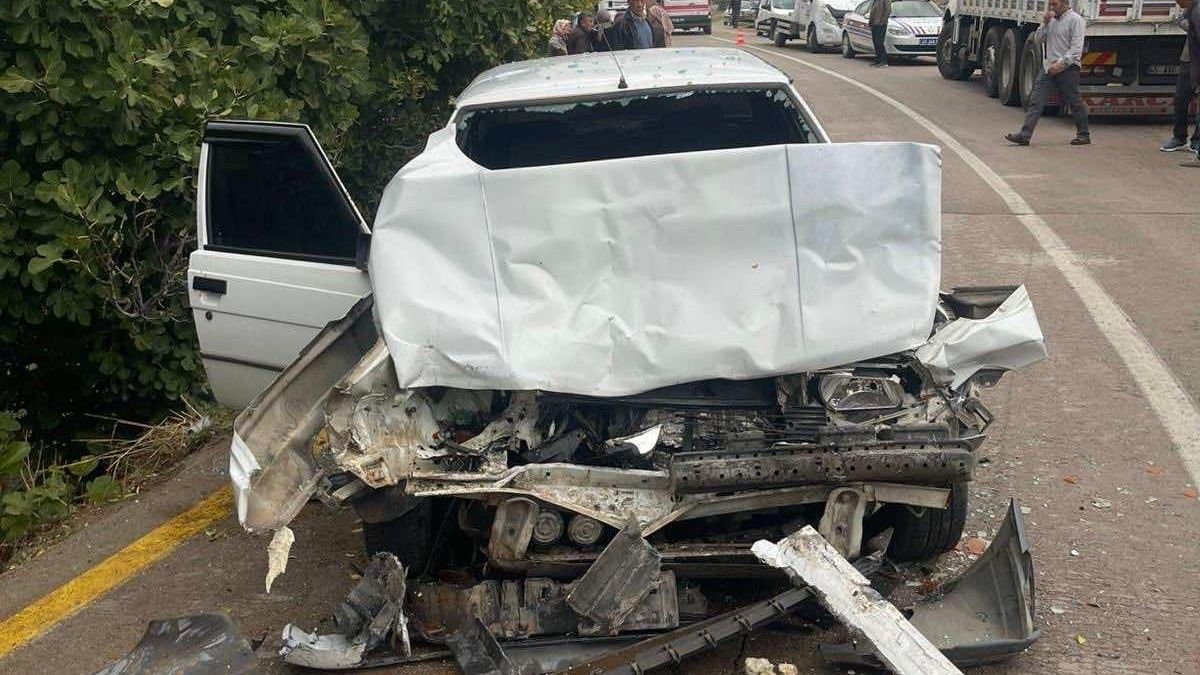 Manisa'da iki aracın kafa kafaya çarpıştığı kazada 4 kişi yaralandı