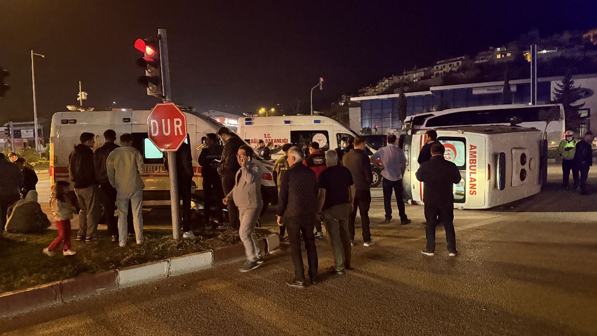 Tokat'ta ambulans ile cip çarpıştı: 3 sağlık personeli yaralandı