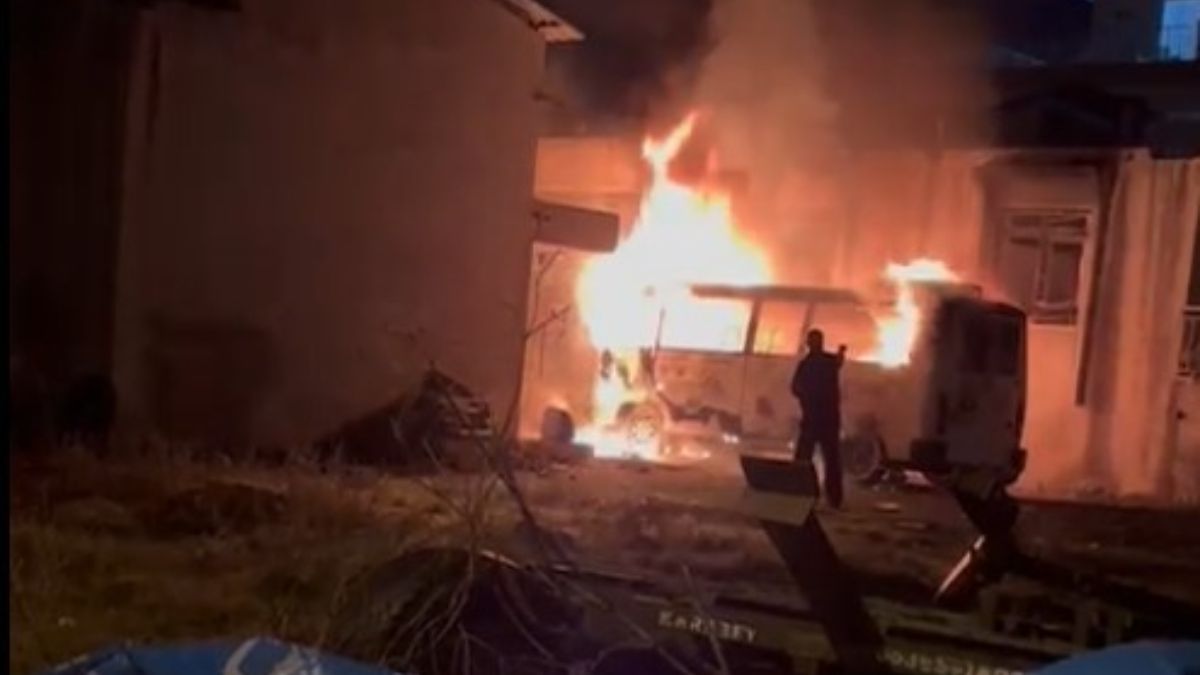 Antalya’da park halindeki minibüs alev alev yandı