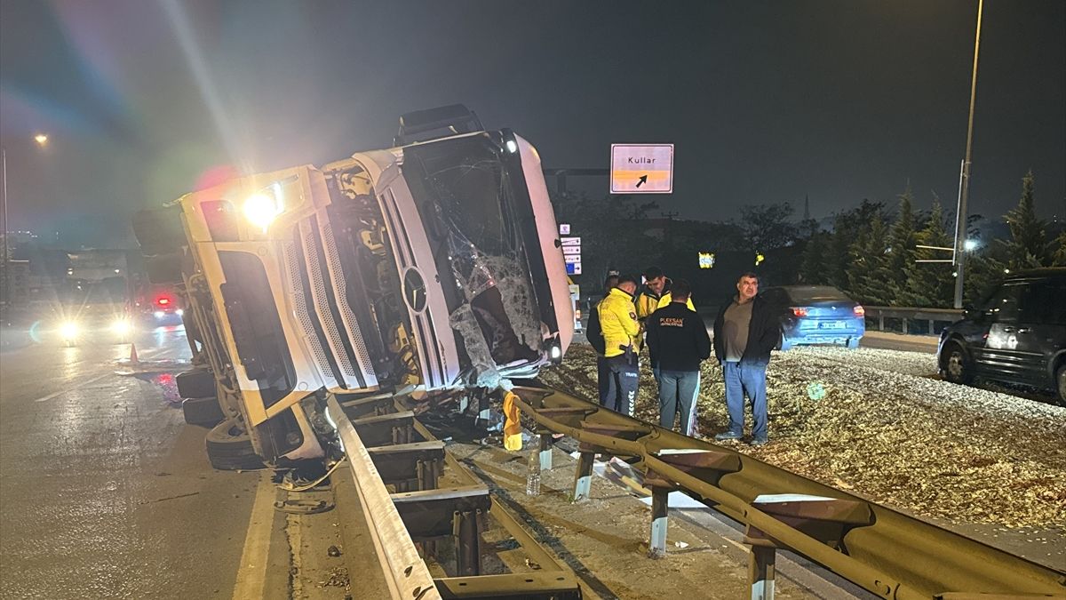 Kocaeli'de devrilen yonga yüklü tır trafiği aksattı