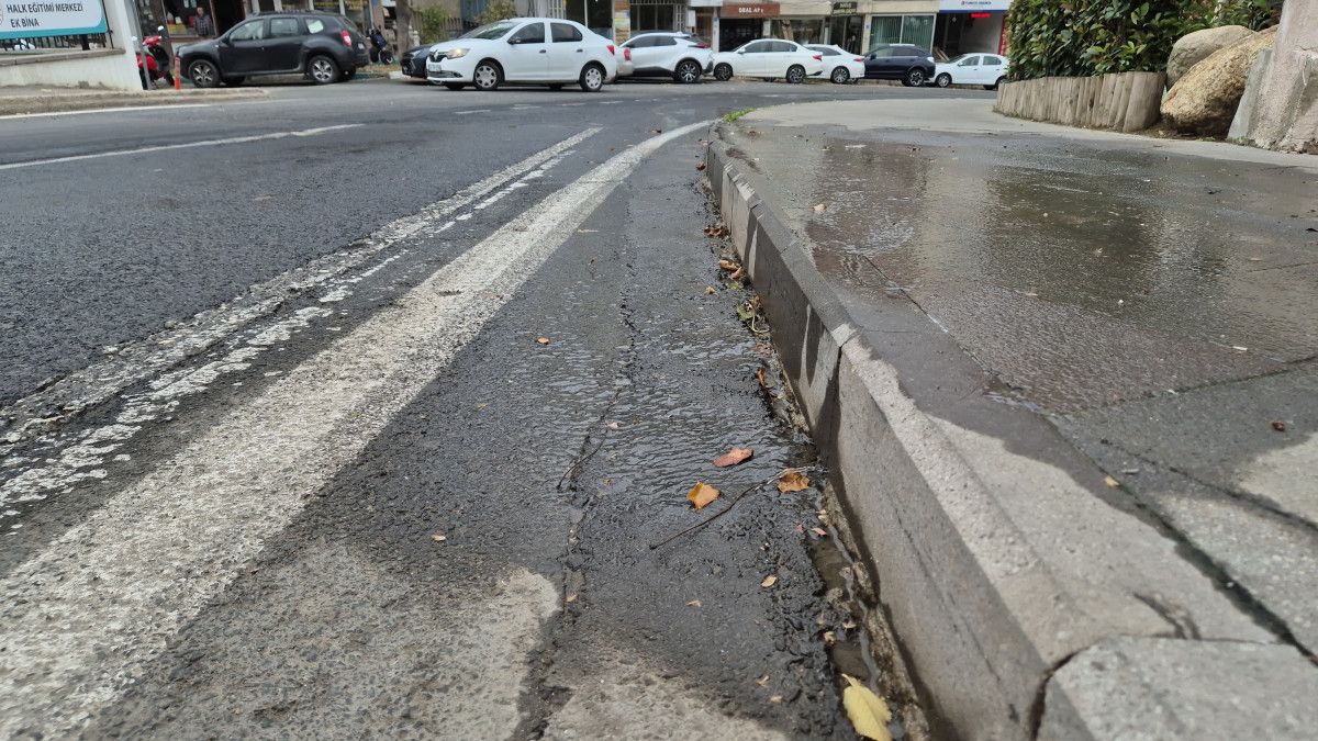 Tekirdağ'da su patlağı tonlarca içme suyunu heba etti