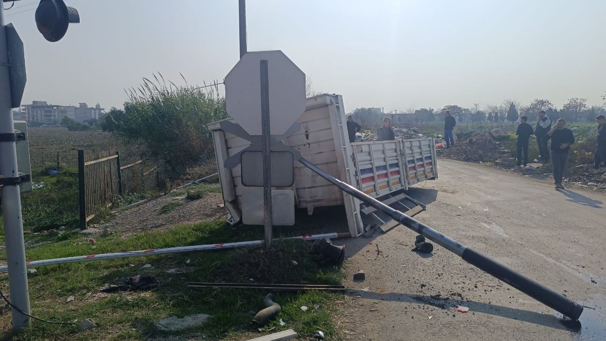 Manisa'da tren, hemzemin geçitte kamyonete çarptı