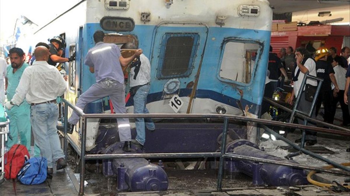 Arjantin'de feci kaza: Yolcu treni raydan çıktı