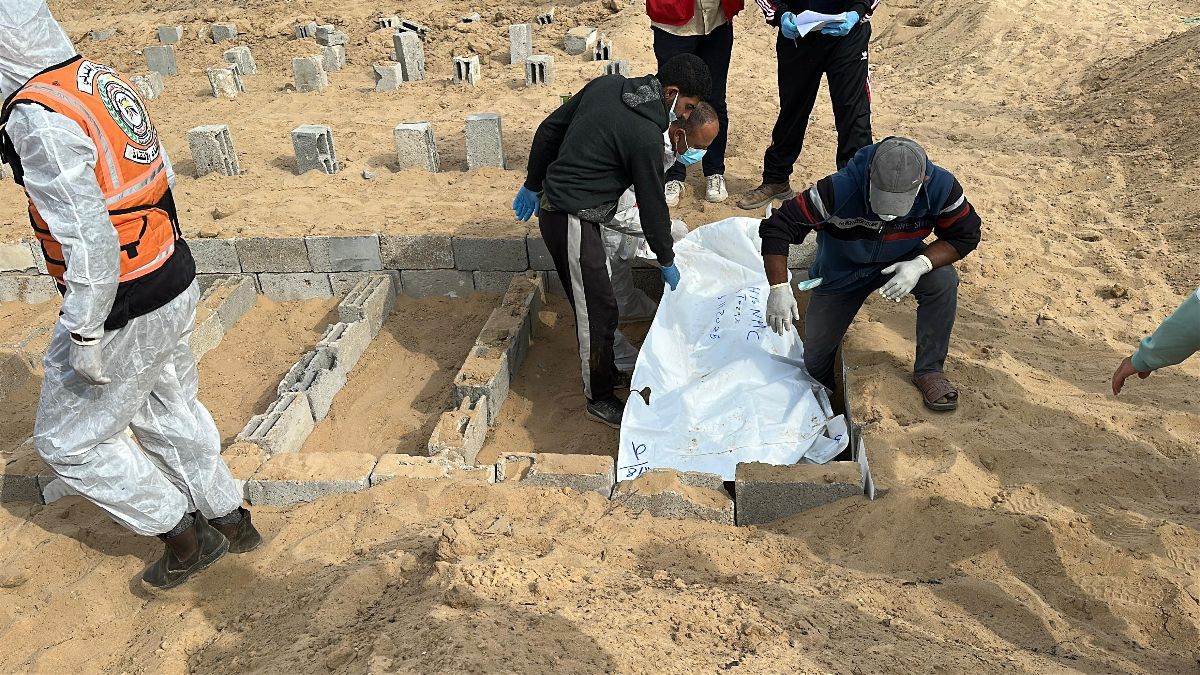 Gazze'de kimliği belirlenemeyen 30 Filistinli daha defnedildi