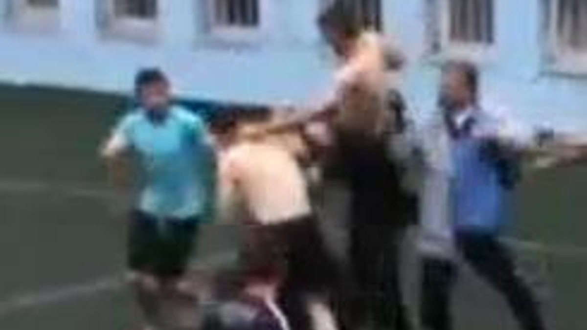 Futbolcudan polise uçan tekme - Video