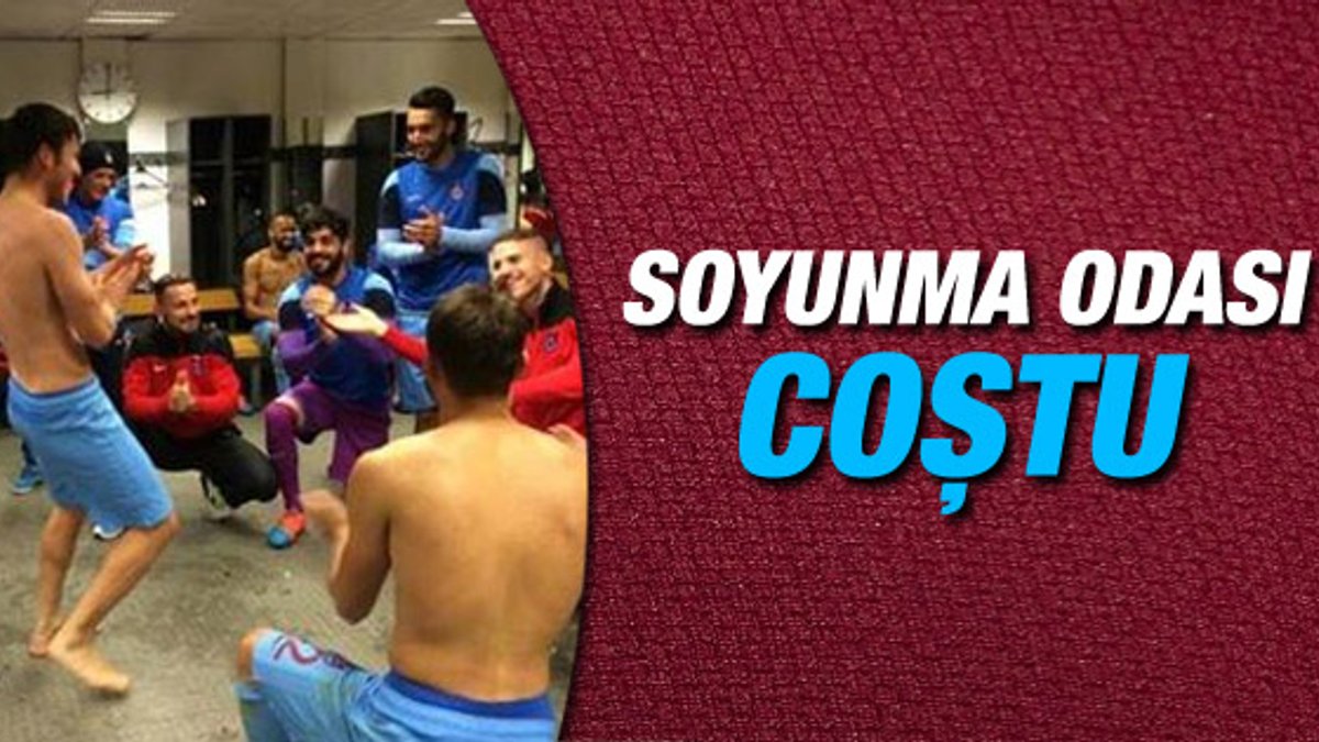 Trabzonsporlu futbolcular soyunma odasında coştu