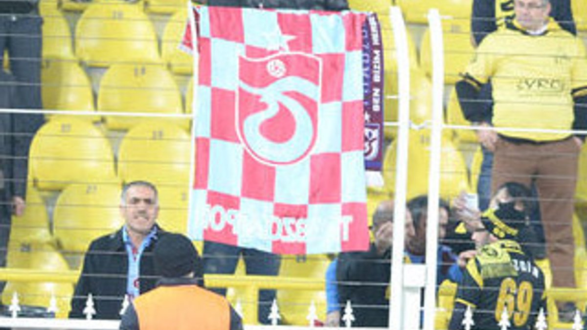 Saracoğlu'nda Trabzonspor bayrağı astılar