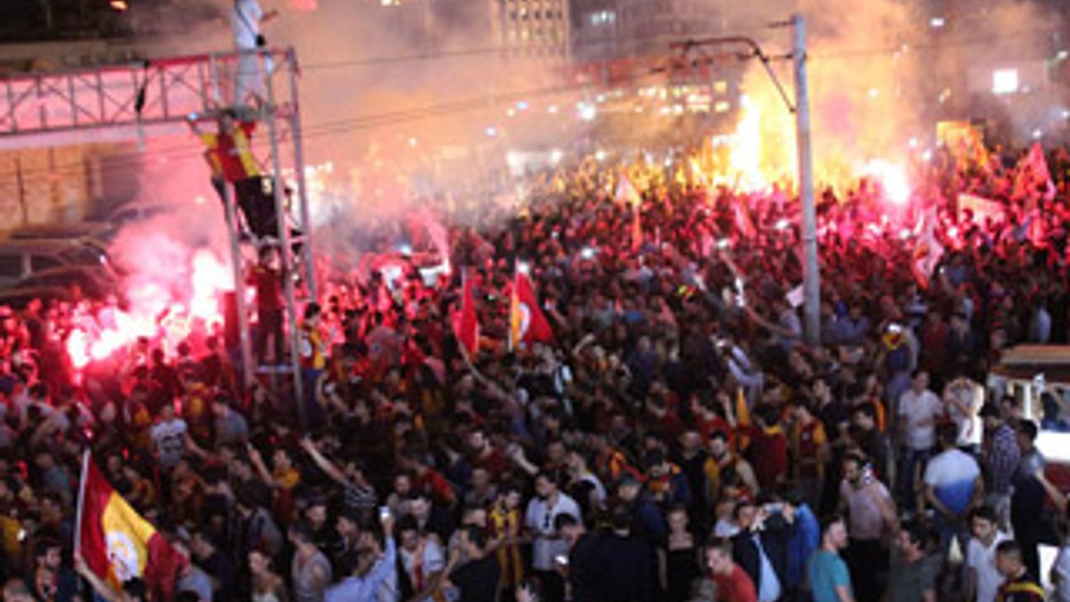 Taksim'de Galatasaraylıların şampiyonluk çoşkusu