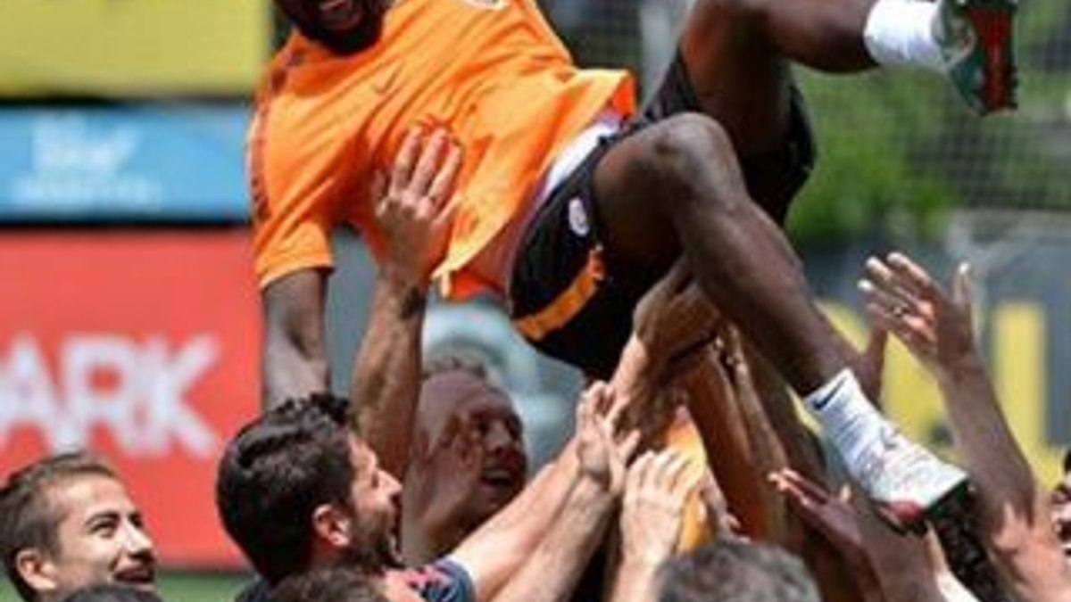 Emmanuel Eboue Galatasaray'a veda etti
