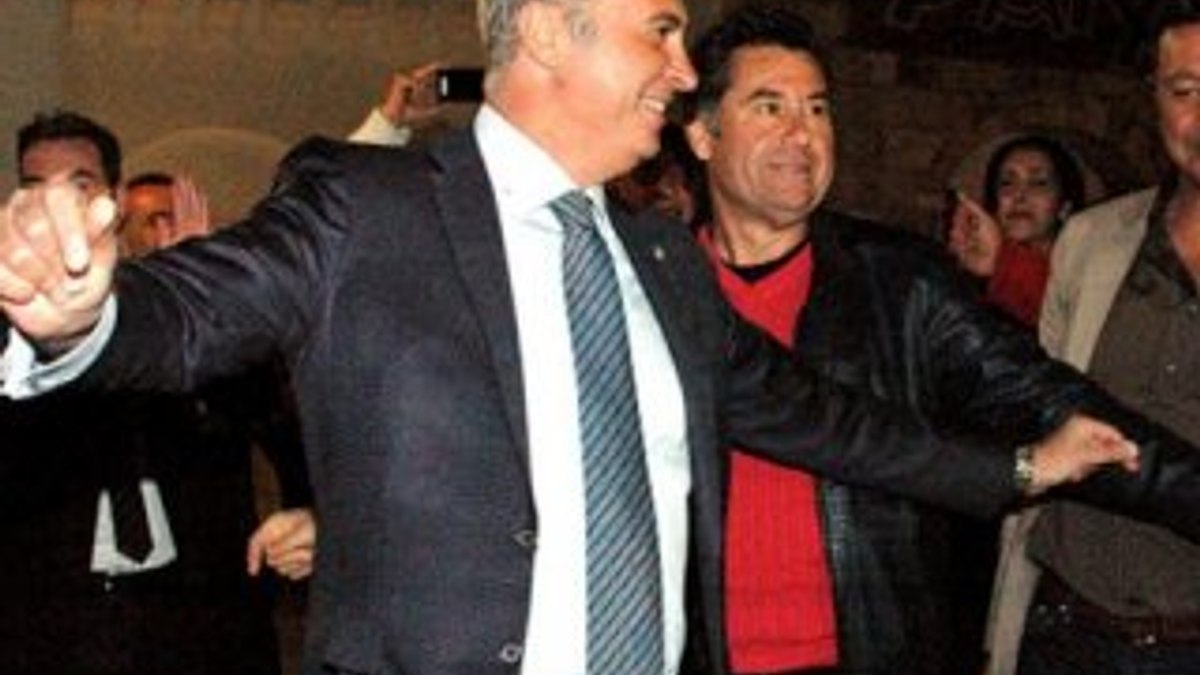 Fikret Orman Atina'da sirtakiyle coştu - İZLE