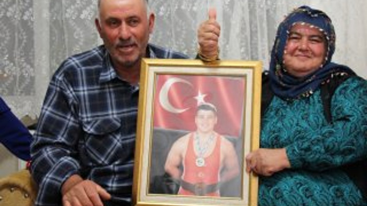 Rıza Kayaalp'in şampiyonluğu ailesini yine gururlandırdı