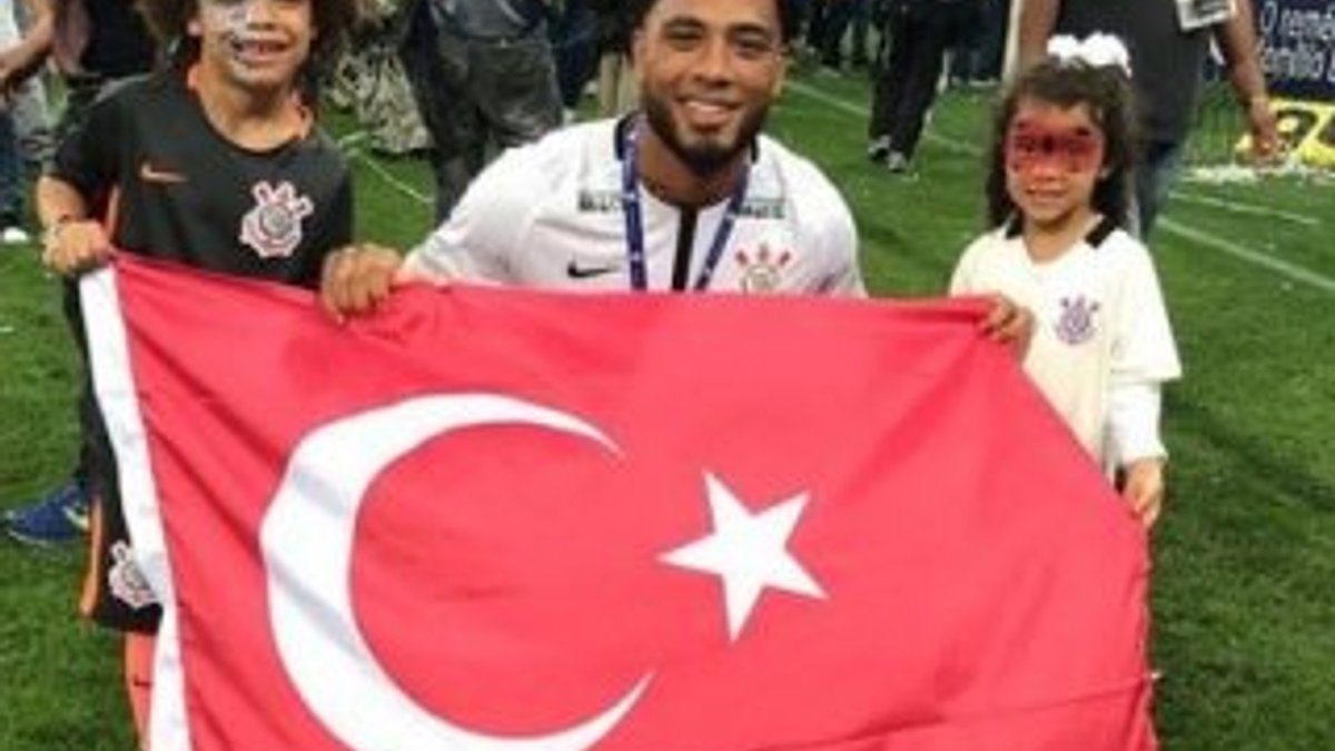 Colin Kazım Türkiye bayrağıyla poz verdi
