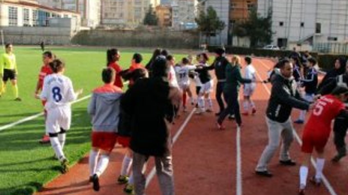 Kadın futbolcular kavga etti; maç tatil edildi