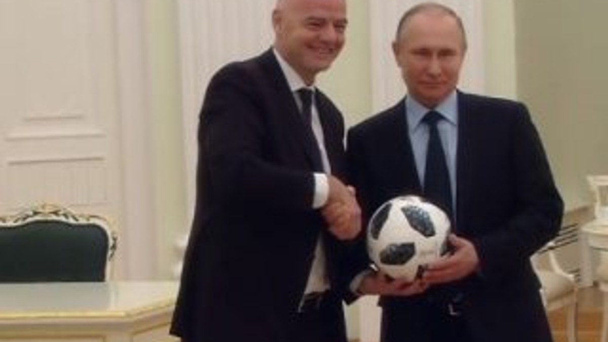 Putin Kremlin'de futbol becerisini sergiledi
