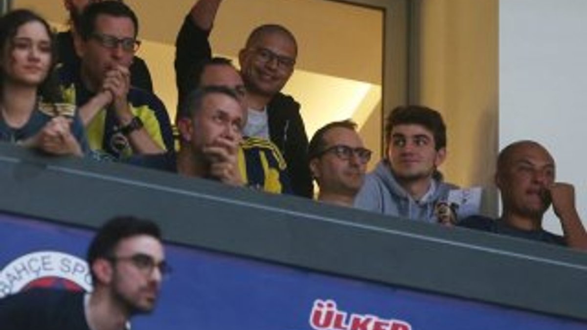 Fenerbahçe taraftarından Alex'e tezahürat