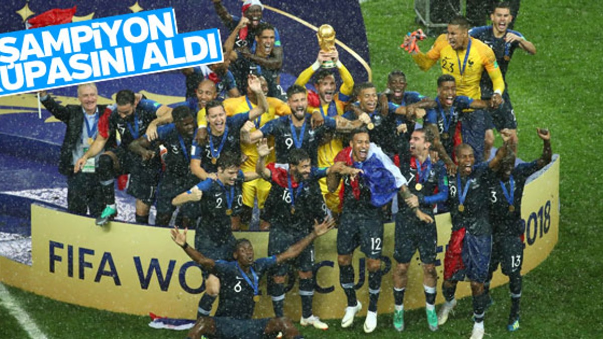 Fransa Dünya Kupası'nı kaldırdı